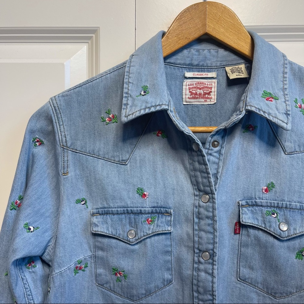 Levi's Classic Fit Flower Embroidery Pearl Snap Button Down Women's Size S
